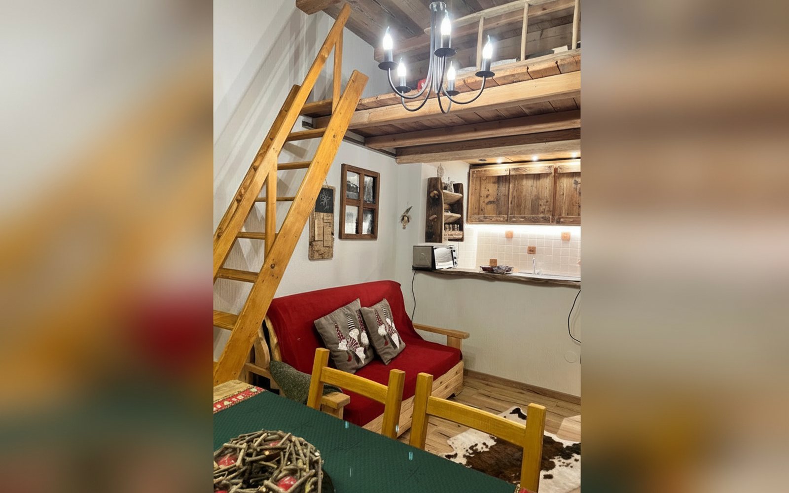 Nido di Cloe, soggiorno con divano letto e scala del soppalco