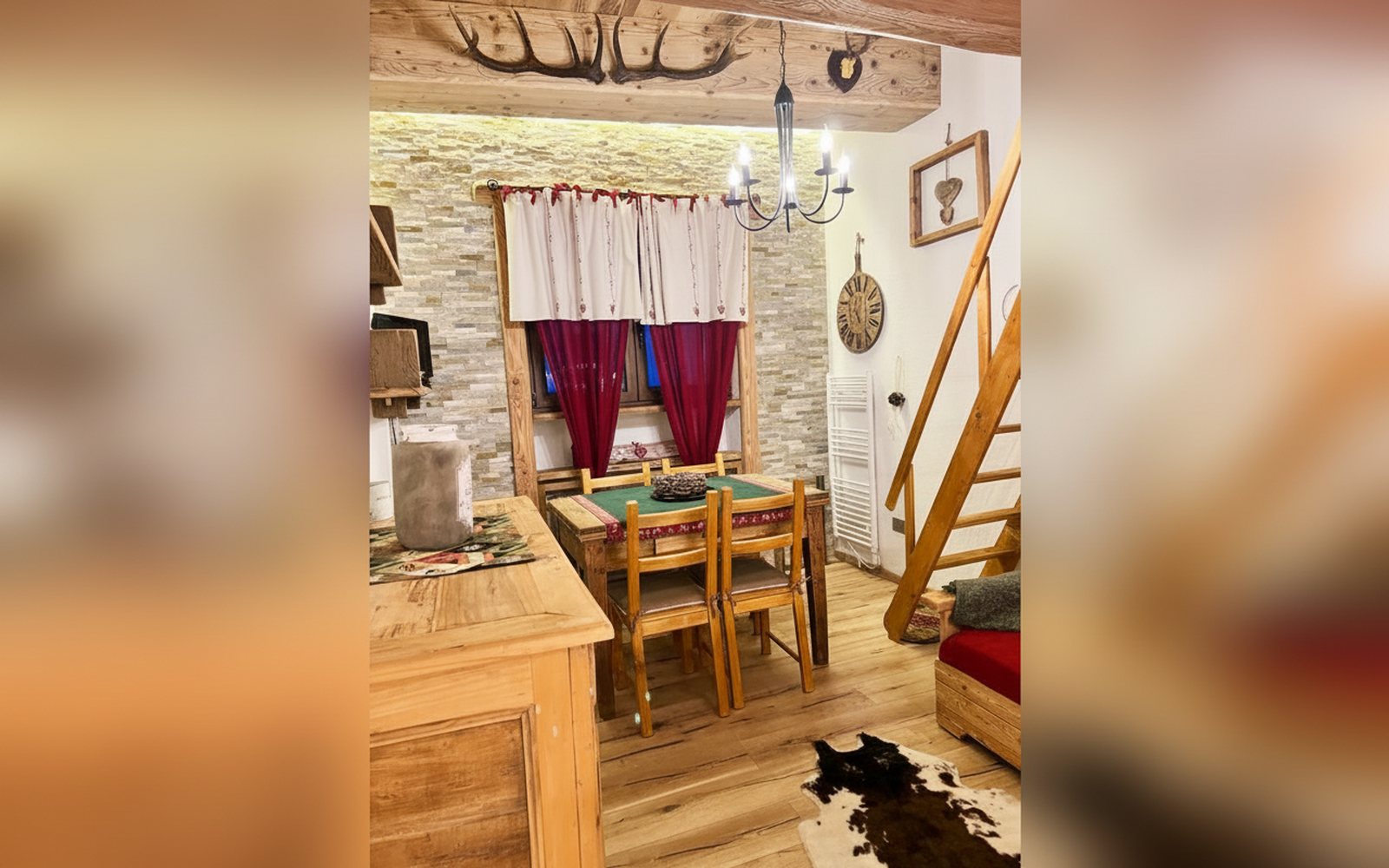 Nido di Cloe, zona pranzo con tende rosse