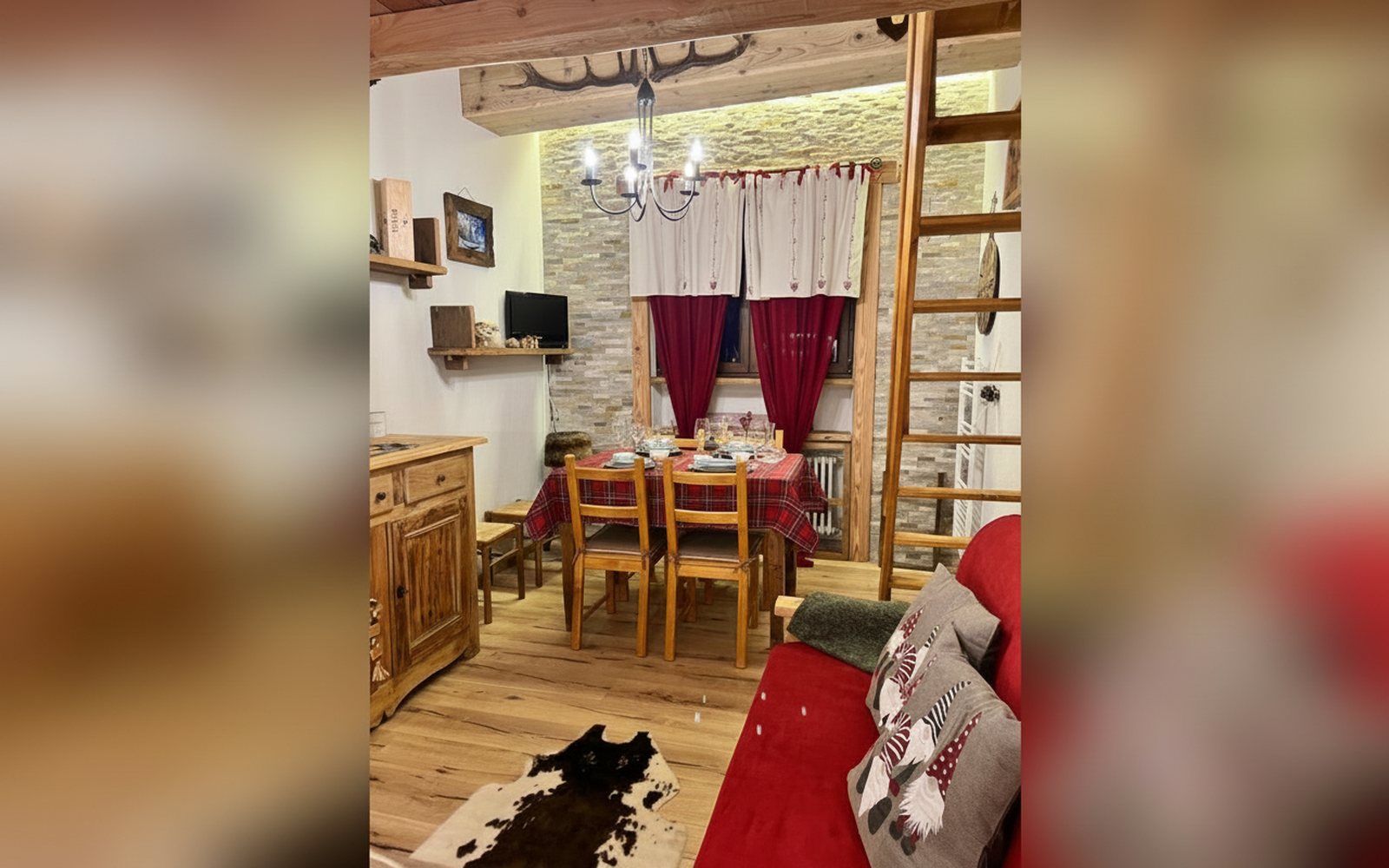 Nido di Cloe, zona giorno con tavolo da pranzo