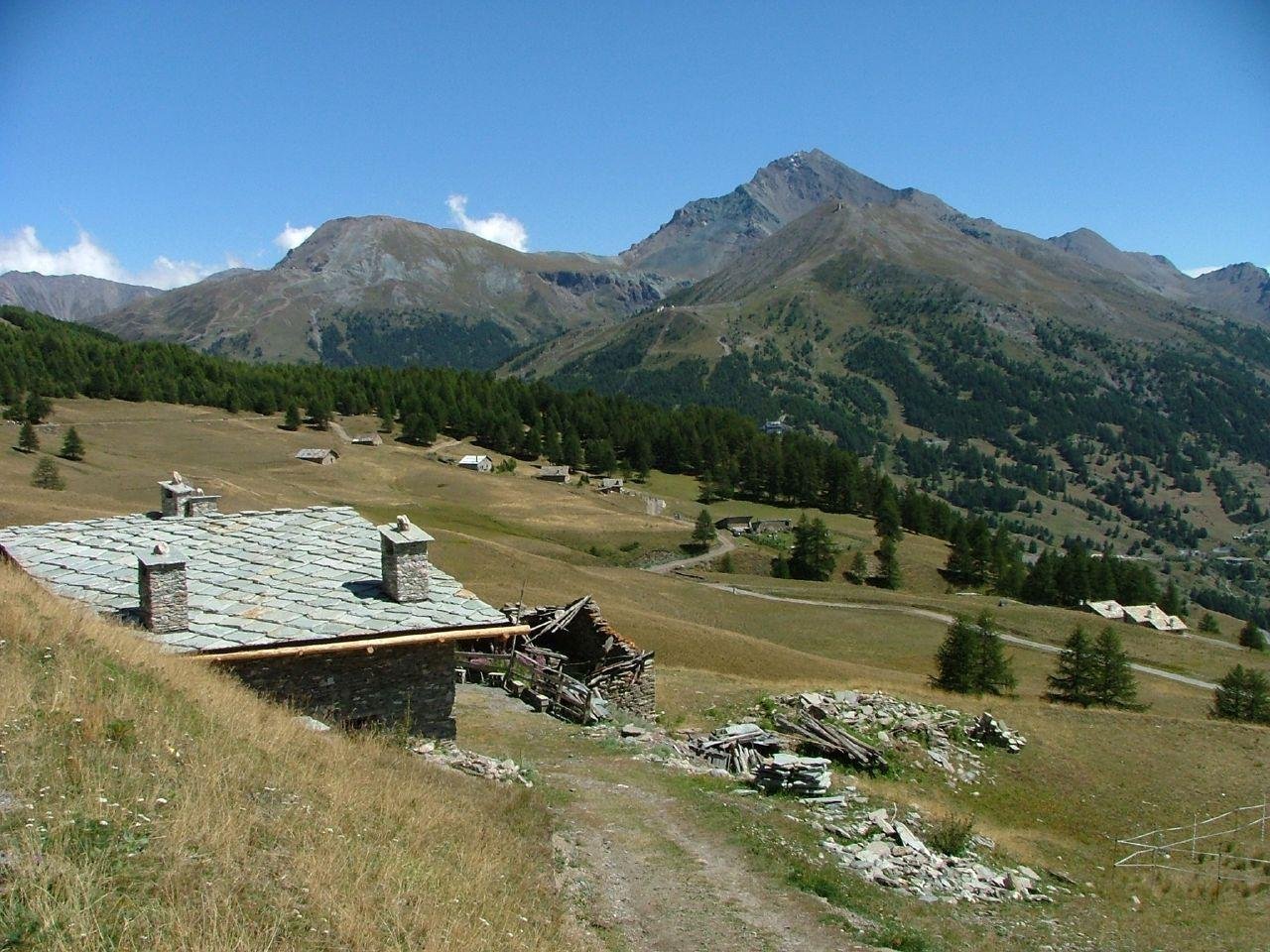 Baite in pietra con tetti in lose sui pascoli d'alta quota nei dintorni di Sestriere