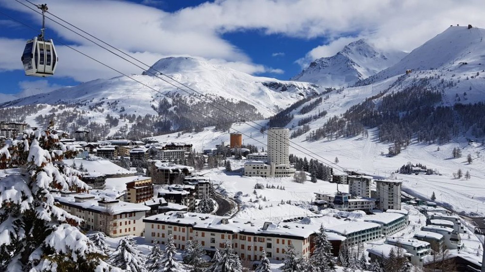 Sestriere e le sue montagne in una giornata d'autunno