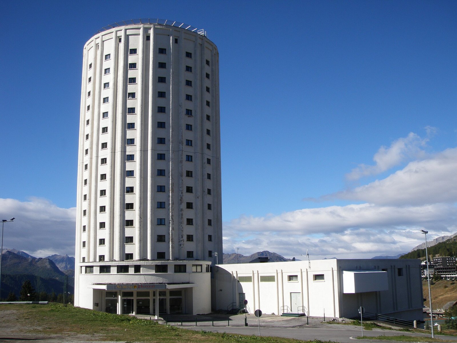 Una delle due torri cilindriche degli anni Trenta che caratterizzano il profilo di Sestriere, sotto un cielo azzurro
